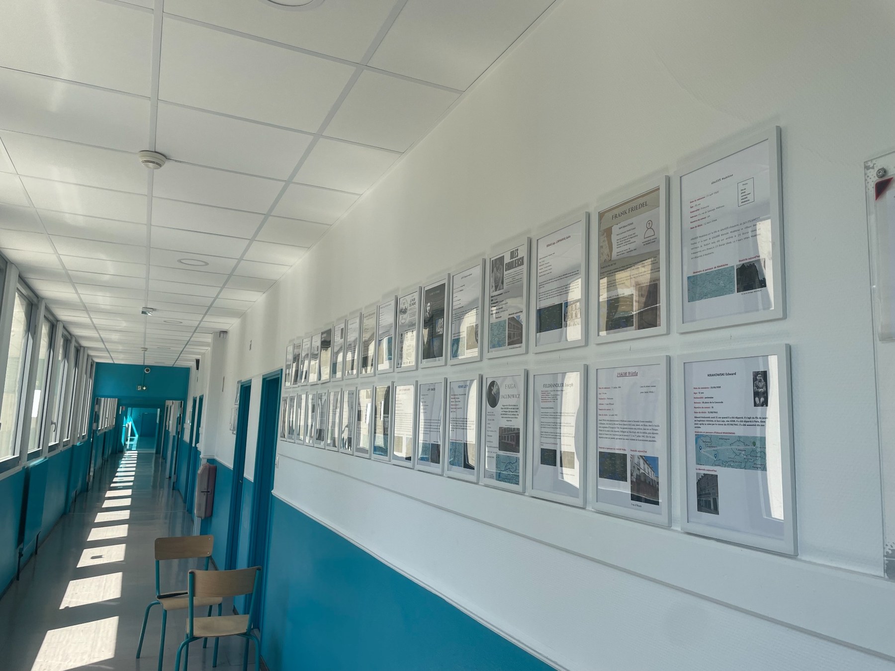 Le Mur des noms exposé dans les couloirs de l’Institution Sainte Jeanne d’Arc