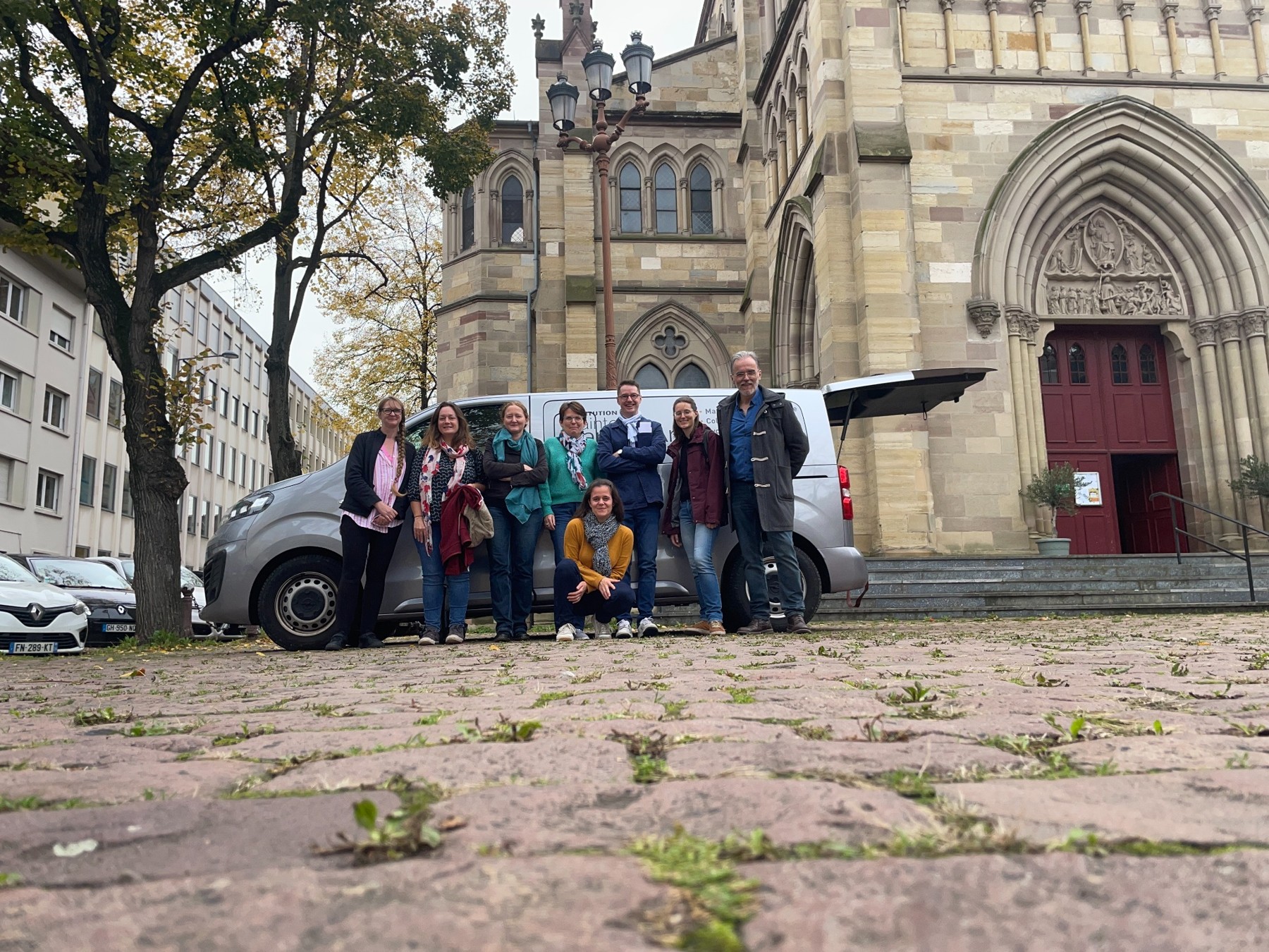 L’équipe d’histoire-géographie devant le minibus de l’école, lors du départ pour la Pologne